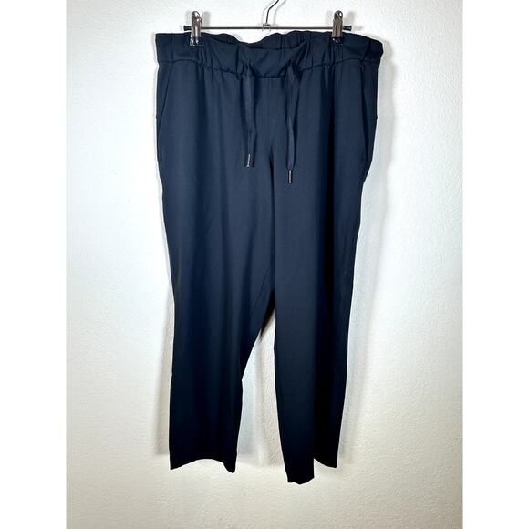 Lululemon Women’s Size 10 Black Crop Leggings With Side Pockets Mid/High Rise - Picture 1 of 11